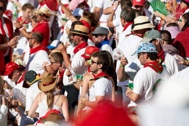 Público asistente a la Plaza de Toros de Pamplona durante la tercera corrida de la Feria del Toro 2019 con la ganadería de José Escolar para los diestros Fernando Robleño, Javier Castaño y Pepe Moral.