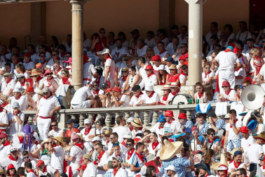 Público asistente a la Plaza de Toros de Pamplona durante la tercera corrida de la Feria del Toro 2019 con la ganadería de José Escolar para los diestros Fernando Robleño, Javier Castaño y Pepe Moral.