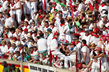 Público asistente a la Plaza de Toros de Pamplona durante la tercera corrida de la Feria del Toro 2019 con la ganadería de José Escolar para los diestros Fernando Robleño, Javier Castaño y Pepe Moral.
