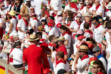 Público asistente a la Plaza de Toros de Pamplona durante la tercera corrida de la Feria del Toro 2019 con la ganadería de José Escolar para los diestros Fernando Robleño, Javier Castaño y Pepe Moral.