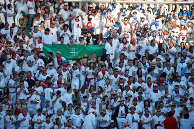 Público asistente a la Plaza de Toros de Pamplona durante la tercera corrida de la Feria del Toro 2019 con la ganadería de José Escolar para los diestros Fernando Robleño, Javier Castaño y Pepe Moral.