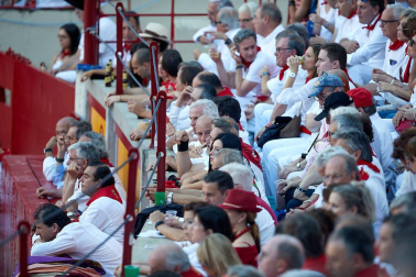 Público asistente a la Plaza de Toros de Pamplona durante la tercera corrida de la Feria del Toro 2019 con la ganadería de José Escolar para los diestros Fernando Robleño, Javier Castaño y Pepe Moral.