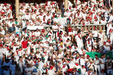 Público asistente a la Plaza de Toros de Pamplona durante la tercera corrida de la Feria del Toro 2019 con la ganadería de José Escolar para los diestros Fernando Robleño, Javier Castaño y Pepe Moral.