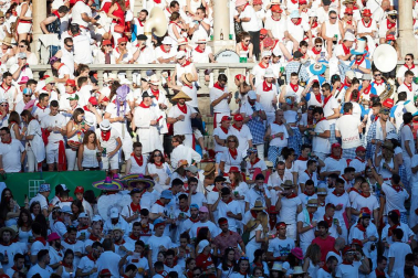 Público asistente a la Plaza de Toros de Pamplona durante la tercera corrida de la Feria del Toro 2019 con la ganadería de José Escolar para los diestros Fernando Robleño, Javier Castaño y Pepe Moral.
