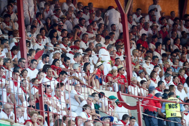 Público asistente a la Plaza de Toros de Pamplona durante la tercera corrida de la Feria del Toro 2019 con la ganadería de José Escolar para los diestros Fernando Robleño, Javier Castaño y Pepe Moral.