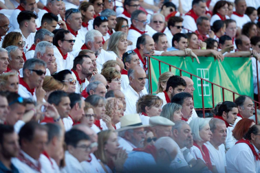Público asistente a la Plaza de Toros de Pamplona durante la tercera corrida de la Feria del Toro 2019 con la ganadería de José Escolar para los diestros Fernando Robleño, Javier Castaño y Pepe Moral.