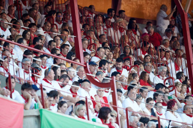 Público asistente a la Plaza de Toros de Pamplona durante la tercera corrida de la Feria del Toro 2019 con la ganadería de José Escolar para los diestros Fernando Robleño, Javier Castaño y Pepe Moral.