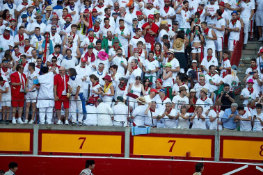 Público asistente a la Plaza de Toros de Pamplona durante la tercera corrida de la Feria del Toro 2019 con la ganadería de José Escolar para los diestros Fernando Robleño, Javier Castaño y Pepe Moral.