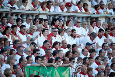 Público asistente a la Plaza de Toros de Pamplona durante la tercera corrida de la Feria del Toro 2019 con la ganadería de José Escolar para los diestros Fernando Robleño, Javier Castaño y Pepe Moral.