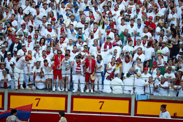 Público asistente a la Plaza de Toros de Pamplona durante la tercera corrida de la Feria del Toro 2019 con la ganadería de José Escolar para los diestros Fernando Robleño, Javier Castaño y Pepe Moral.