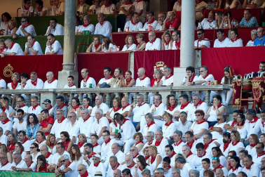 Público asistente a la Plaza de Toros de Pamplona durante la tercera corrida de la Feria del Toro 2019 con la ganadería de José Escolar para los diestros Fernando Robleño, Javier Castaño y Pepe Moral.
