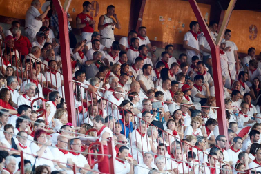 Público asistente a la Plaza de Toros de Pamplona durante la tercera corrida de la Feria del Toro 2019 con la ganadería de José Escolar para los diestros Fernando Robleño, Javier Castaño y Pepe Moral.