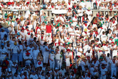 Público asistente a la Plaza de Toros de Pamplona durante la tercera corrida de la Feria del Toro 2019 con la ganadería de José Escolar para los diestros Fernando Robleño, Javier Castaño y Pepe Moral.