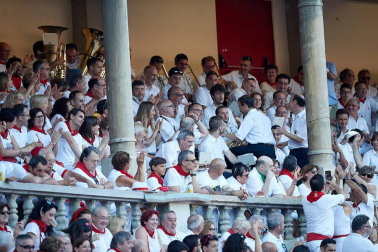 Público asistente a la Plaza de Toros de Pamplona durante la tercera corrida de la Feria del Toro 2019 con la ganadería de José Escolar para los diestros Fernando Robleño, Javier Castaño y Pepe Moral.