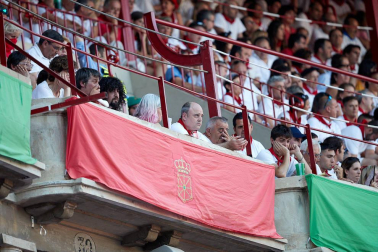 Público asistente a la Plaza de Toros de Pamplona durante la tercera corrida de la Feria del Toro 2019 con la ganadería de José Escolar para los diestros Fernando Robleño, Javier Castaño y Pepe Moral.