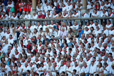 Público asistente a la Plaza de Toros de Pamplona durante la tercera corrida de la Feria del Toro 2019 con la ganadería de José Escolar para los diestros Fernando Robleño, Javier Castaño y Pepe Moral.