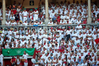 Público asistente a la Plaza de Toros de Pamplona durante la tercera corrida de la Feria del Toro 2019 con la ganadería de José Escolar para los diestros Fernando Robleño, Javier Castaño y Pepe Moral.
