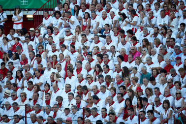 Público asistente a la Plaza de Toros de Pamplona durante la tercera corrida de la Feria del Toro 2019 con la ganadería de José Escolar para los diestros Fernando Robleño, Javier Castaño y Pepe Moral.