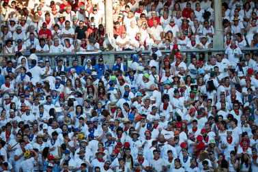 Público asistente a la Plaza de Toros de Pamplona durante la tercera corrida de la Feria del Toro 2019 con la ganadería de José Escolar para los diestros Fernando Robleño, Javier Castaño y Pepe Moral.
