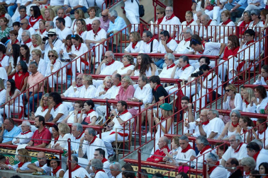 Público asistente a la Plaza de Toros de Pamplona durante la tercera corrida de la Feria del Toro 2019 con la ganadería de José Escolar para los diestros Fernando Robleño, Javier Castaño y Pepe Moral.