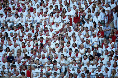 Público asistente a la Plaza de Toros de Pamplona durante la tercera corrida de la Feria del Toro 2019 con la ganadería de José Escolar para los diestros Fernando Robleño, Javier Castaño y Pepe Moral.