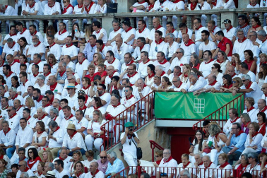Público asistente a la Plaza de Toros de Pamplona durante la tercera corrida de la Feria del Toro 2019 con la ganadería de José Escolar para los diestros Fernando Robleño, Javier Castaño y Pepe Moral.