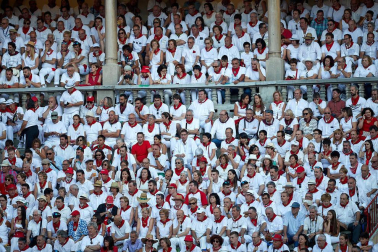Público asistente a la Plaza de Toros de Pamplona durante la tercera corrida de la Feria del Toro 2019 con la ganadería de José Escolar para los diestros Fernando Robleño, Javier Castaño y Pepe Moral.