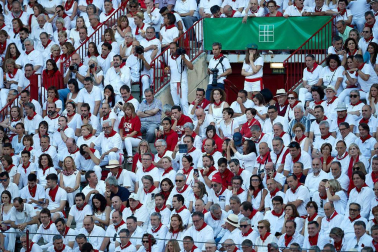 Público asistente a la Plaza de Toros de Pamplona durante la tercera corrida de la Feria del Toro 2019 con la ganadería de José Escolar para los diestros Fernando Robleño, Javier Castaño y Pepe Moral.