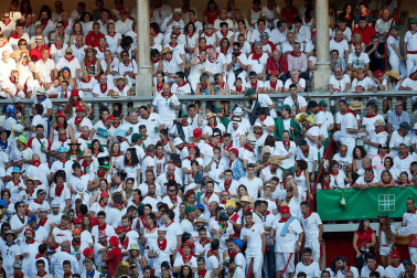 Público asistente a la Plaza de Toros de Pamplona durante la tercera corrida de la Feria del Toro 2019 con la ganadería de José Escolar para los diestros Fernando Robleño, Javier Castaño y Pepe Moral.