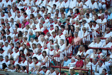 Público asistente a la Plaza de Toros de Pamplona durante la tercera corrida de la Feria del Toro 2019 con la ganadería de José Escolar para los diestros Fernando Robleño, Javier Castaño y Pepe Moral.