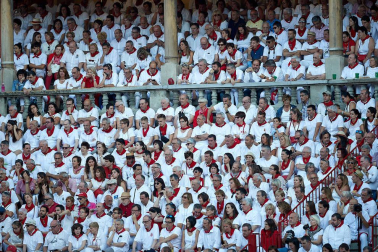 Público asistente a la Plaza de Toros de Pamplona durante la tercera corrida de la Feria del Toro 2019 con la ganadería de José Escolar para los diestros Fernando Robleño, Javier Castaño y Pepe Moral.
