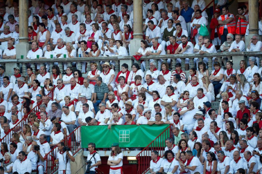 Público asistente a la Plaza de Toros de Pamplona durante la tercera corrida de la Feria del Toro 2019 con la ganadería de José Escolar para los diestros Fernando Robleño, Javier Castaño y Pepe Moral.