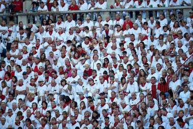 Público asistente a la Plaza de Toros de Pamplona durante la tercera corrida de la Feria del Toro 2019 con la ganadería de José Escolar para los diestros Fernando Robleño, Javier Castaño y Pepe Moral.
