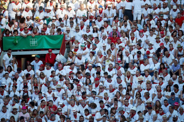 Público asistente a la Plaza de Toros de Pamplona durante la tercera corrida de la Feria del Toro 2019 con la ganadería de José Escolar para los diestros Fernando Robleño, Javier Castaño y Pepe Moral.