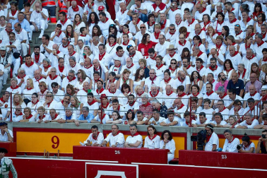 Público asistente a la Plaza de Toros de Pamplona durante la tercera corrida de la Feria del Toro 2019 con la ganadería de José Escolar para los diestros Fernando Robleño, Javier Castaño y Pepe Moral.