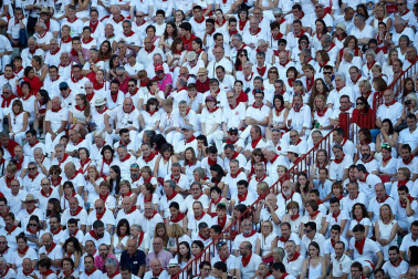 Público asistente a la Plaza de Toros de Pamplona durante la tercera corrida de la Feria del Toro 2019 con la ganadería de José Escolar para los diestros Fernando Robleño, Javier Castaño y Pepe Moral.