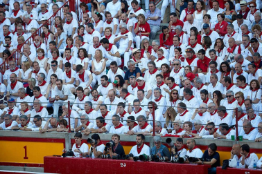 Público asistente a la Plaza de Toros de Pamplona durante la tercera corrida de la Feria del Toro 2019 con la ganadería de José Escolar para los diestros Fernando Robleño, Javier Castaño y Pepe Moral.