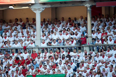 Público asistente a la Plaza de Toros de Pamplona durante la tercera corrida de la Feria del Toro 2019 con la ganadería de José Escolar para los diestros Fernando Robleño, Javier Castaño y Pepe Moral.
