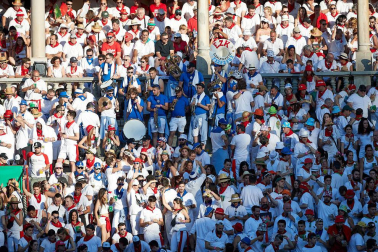 Público asistente a la Plaza de Toros de Pamplona durante la tercera corrida de la Feria del Toro 2019 con la ganadería de José Escolar para los diestros Fernando Robleño, Javier Castaño y Pepe Moral.