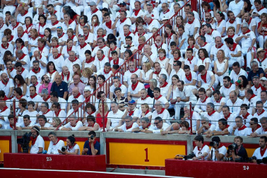 Público asistente a la Plaza de Toros de Pamplona durante la tercera corrida de la Feria del Toro 2019 con la ganadería de José Escolar para los diestros Fernando Robleño, Javier Castaño y Pepe Moral.
