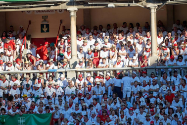 Público asistente a la Plaza de Toros de Pamplona durante la tercera corrida de la Feria del Toro 2019 con la ganadería de José Escolar para los diestros Fernando Robleño, Javier Castaño y Pepe Moral.