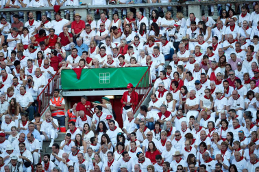 Público asistente a la Plaza de Toros de Pamplona durante la tercera corrida de la Feria del Toro 2019 con la ganadería de José Escolar para los diestros Fernando Robleño, Javier Castaño y Pepe Moral.