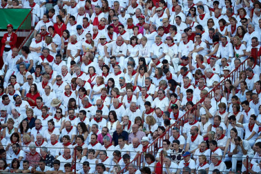 Público asistente a la Plaza de Toros de Pamplona durante la tercera corrida de la Feria del Toro 2019 con la ganadería de José Escolar para los diestros Fernando Robleño, Javier Castaño y Pepe Moral.
