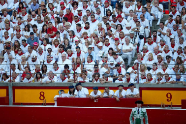 Público asistente a la Plaza de Toros de Pamplona durante la tercera corrida de la Feria del Toro 2019 con la ganadería de José Escolar para los diestros Fernando Robleño, Javier Castaño y Pepe Moral.