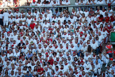 Público asistente a la Plaza de Toros de Pamplona durante la tercera corrida de la Feria del Toro 2019 con la ganadería de José Escolar para los diestros Fernando Robleño, Javier Castaño y Pepe Moral.