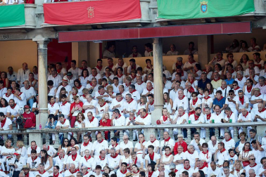 Público asistente a la Plaza de Toros de Pamplona durante la tercera corrida de la Feria del Toro 2019 con la ganadería de José Escolar para los diestros Fernando Robleño, Javier Castaño y Pepe Moral.