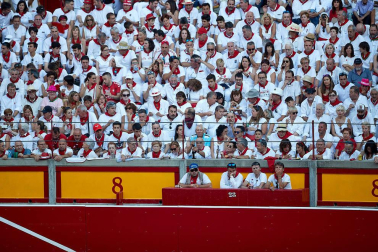 Público asistente a la Plaza de Toros de Pamplona durante la tercera corrida de la Feria del Toro 2019 con la ganadería de José Escolar para los diestros Fernando Robleño, Javier Castaño y Pepe Moral.