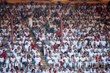 Público asistente a la Plaza de Toros de Pamplona durante la tercera corrida de la Feria del Toro 2019 con la ganadería de José Escolar para los diestros Fernando Robleño, Javier Castaño y Pepe Moral.