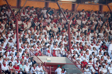 Público asistente a la Plaza de Toros de Pamplona durante la tercera corrida de la Feria del Toro 2019 con la ganadería de José Escolar para los diestros Fernando Robleño, Javier Castaño y Pepe Moral.