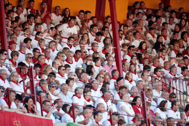 Público asistente a la Plaza de Toros de Pamplona durante la tercera corrida de la Feria del Toro 2019 con la ganadería de José Escolar para los diestros Fernando Robleño, Javier Castaño y Pepe Moral.
